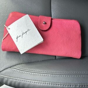 Gorgeous Free People Pulito wallet❤️